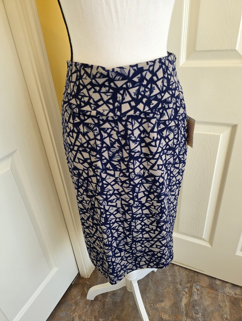 LULAROE NAVY GEOMETRIC SKIRT, SIZE L, NEW